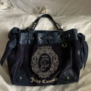 Jättefin väska från Juicy Couture, köpte den här på Plick, nästan helt oanvänd. Kolla min profil för fler väskor!!💞