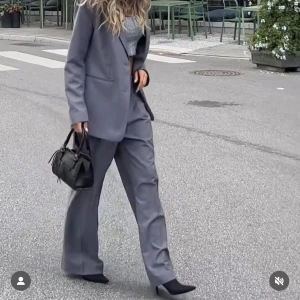 Kostymbyxor - Helt oanvända gråa low waist kostymbyxor! Storlek S. Slutsålda på Gina tricot och köptes för 500kr. Köpte dem för någon månad sedan och kom aldrig till någon användning tyvärr, därför säljer jag byxorna!