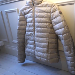 Moncler jacka - Perfekt jacka för höst/ vår- funkar på vintern också. (Från barnavdelningen på NK sthlm, passar en XS) 