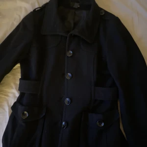 Kort kappa - Svart kort kappa från H&M💘