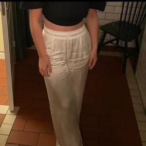 Satin byxor - Satin byxor ifrån bershka🤍 Använda 2 gånger, köparen står för frakt!