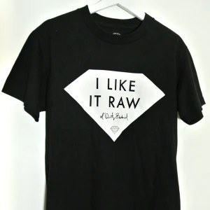 ODB x DIAMOND SUPPLY T-shirt - Ol’ Dirty Bastard (Wu-Tang Clan) x Diamond Supply T-shirt. ODB’s signering på trycket. Knappt använd och i gott skick. 🎶Ooh Baby I like i raw, yeah baby i like it raaaw🎶