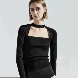 Svart Zara tröja - Säljer nu min älskade zara topp då den blivit för liten, inga defekter💗 (Skriv privat för fler bilder)