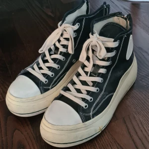 R13 Kurt High Top Sneaker - Väl använda R13 sneakers, älskade av både mig och Billie Eilish. Har en trasig dragkedja och en spricka i sulorna som jag försökt laga. Har ett högt nypris så jag tänker att om någon vill ha och laga och forsätta använda dem så vore det kul :)