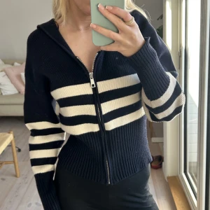 Randig stickad tröja - Superfin randig stickad tröja från zara, skriv för fler bilder🥰