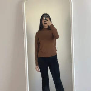 Brun polotopp XS/M - Superfint polotopp som är perfekt att ha som basplagg i garderoben. Säljer den för att den är för stor på mig. Den är XS och jag har vanligtvis storlek S. Den har en ”linje” längs midjan som ni ser på bilderna men jag har aldrig lagt märke till det förut 