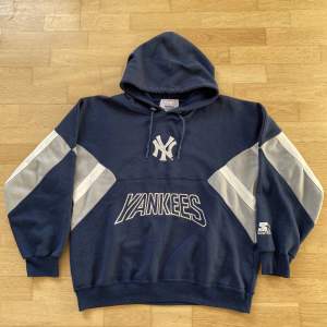 Säljer en hoodie från New York Yankees som köptes secondhand från en vintagesida, inga slitningar eller hål men den har den där vibtagekänslan såklart! Oversized i storlek L, jag brukar ha s/m och tycker den är perfekt! Skriv om ni undrar något:)