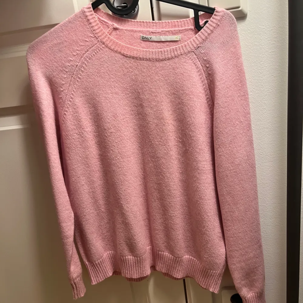 En rosa stickad tröja ifrån only i storlek Xs. Knappt använd och därför i mycket bra skick. . Stickat.