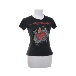 Ed Hardy t-shirt  - Basic rhinestone Ed Hardy topp. Bra skick och sparsamt använd, men märks att den är tvättad flera gånger (som ofta är meningen med christian audigier plagg). 