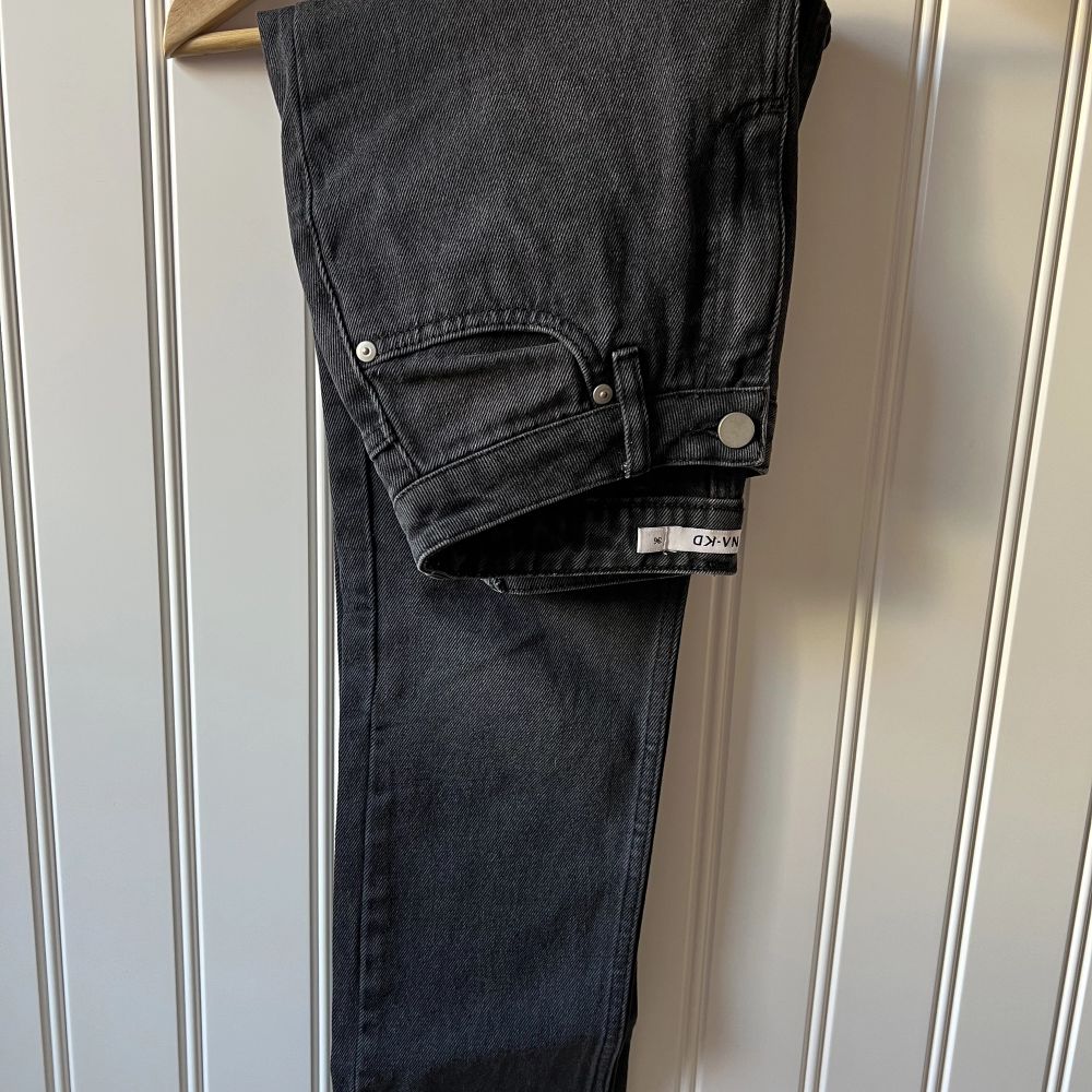 Mörkgrå jeans från Na-kd i storlek 36. Använda 1 gång.  Köpare står för frakt.. Jeans & Byxor.