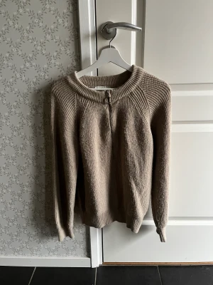 Beige stickad tröja - Beige stickad tröja från NAKD med zip där fram💕 varsamt använd & fint skick
