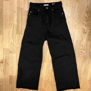 Jeans  - Cropped jeans svarta från Hm! 70/80-tals stil! Mycket snyggare i verkligheten, hög midja 