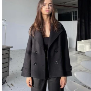 Jacka DesignbySi  - Helt ny och oanvänd svart jacka från DesignbySi, prislapp sitter kvar och ligger i orginalförpackningen. Storlek XS/S. Nypris 757kr, fast pris  400kr eller bud. Köparen står för frakt!