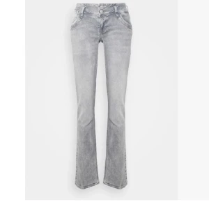 Ltb jeans grå - Ltb jeans i färgen grå. Slutsålda på hemsidan! Säljer pga. Lite små på mig. Tryck ej på köp direkt 