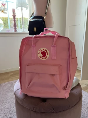 Fjällräven Kånken ljusrosa  - Fin och välbevarad Kånken i fina färgen ljusrosa. Använd 2 gånger. Allt är helt. Hund finns i hemmet.  Skriv gärna för frågor eller fler bilder. Med vänlig hälsning, Anna  