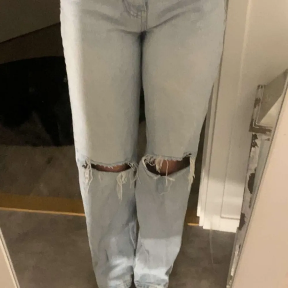 Säljer dessa jeans från Gina tricot med hål vid knäna. Dom är i storlek 34 men skulle säga att dom sitter som en 36. Köparen står för frakten! . Jeans & Byxor.