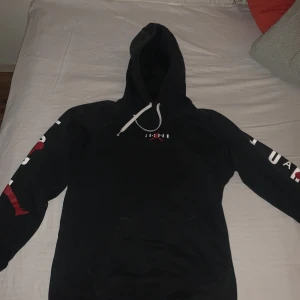 Jordan hoodie - Säljer nu en Jordan hoodie i fint skick inte använd så mycket, Storlek M