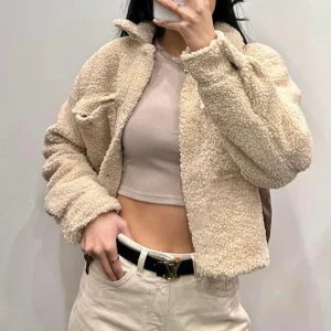 Teddy jacka - Teddy jacka, sjuktsnygg på! Färgen liknar första bilden. Passar xs-s