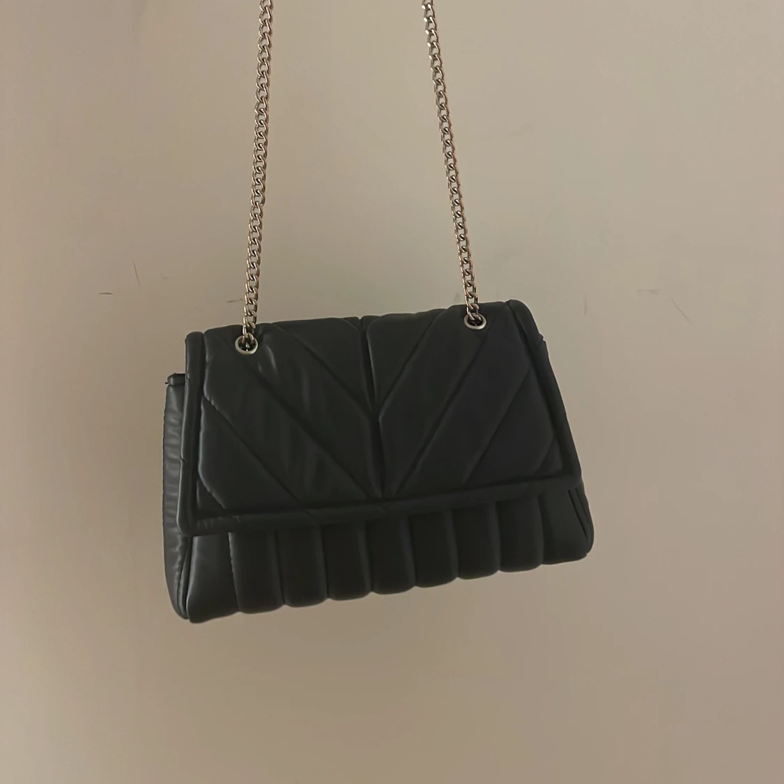 Svart väska med kedja 22x14 cm - 91