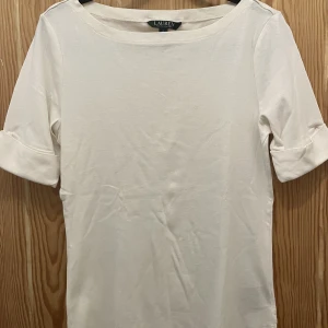 Top Ralph Lauren - Enkel men fin vit top från Ralph Lauren
