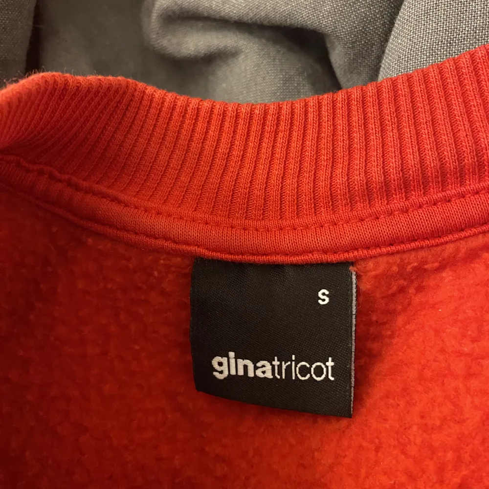 Säljer denna jätte fina röda sweatshirten med trycket ”atnletica”  Super fint skick! Nypris minns jag tyvärr inte! . Tröjor & Koftor.