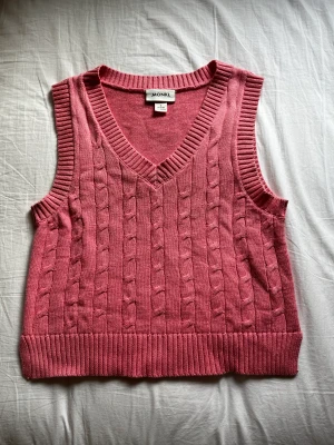 Stickad väst  - Nyskick stickad väst fårn Monki 