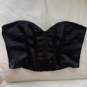 Korsett topp  - Säljer denna fina satin korsett från Zara, fint skick❤️