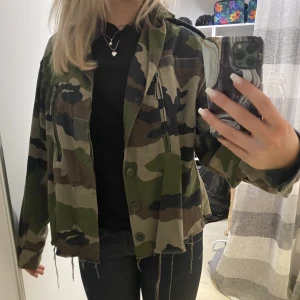 Jacka  - Kamouflage jacka som jag tidigare köpt på Plick men som inte används längre. Stor ingen storlek men jag skulle säga S