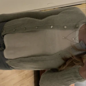 Stickad kofta från zara  - Fin kofta från zara, jätte bra skick. Nypris 500kr. 🥰🥰  Storlek M men passar xs och s bra också❤️