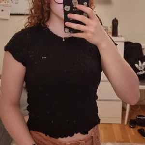 T-shirt  - Tommy hilfiger T-shirt. Den har en väldigt coolt matreal som också ör bekvämt. 