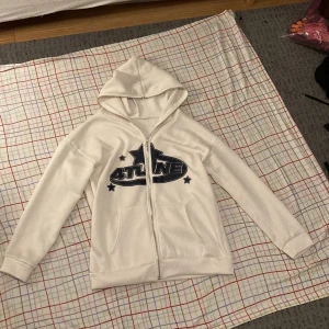 4tune zip-up hoodie y2k - Skriv ifall du vill ha fler bilder, jag säljer den här för att den inte passar mig längre och för att det inte är min färg direkt. Den är sjukt bekväm dock
