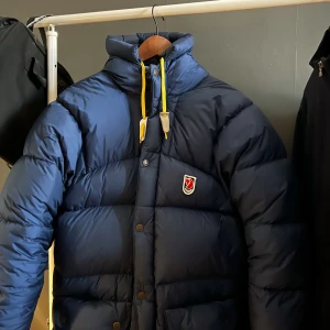 Fjällräven expedition down jacket S - Säljer nu min fjällräven jacka då den inte får plats i garderoben. Det är den tjockare modellen, nypris 8999kr. Jackan är i väldigt bra skick och fler bilder går att ordna!  Spårbar frakt mot köparens bekostnad