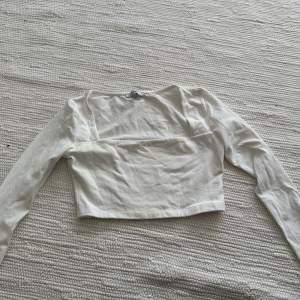 En vit tröja från chiquelle i storlek s. Väldigt fin uringning. Använd en gång men är lite skrynklig då den legat i garderob.