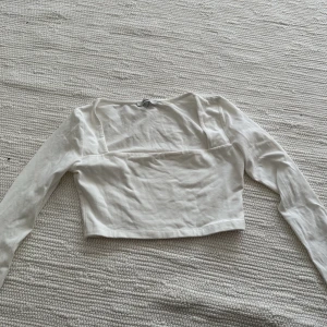 Vit tröja chiquelle - En vit tröja från chiquelle i storlek s. Väldigt fin uringning. Använd en gång men är lite skrynklig då den legat i garderob.