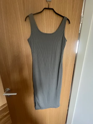 Ribbad klänning  - Grå, ribbad klänning perfekt för sommaren. Sitter tajt på mig som är strl M