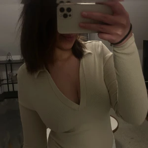 Stradivarius tröja - superfin V-ringad topp med krage från stradivarius som inte kommer till användning längre! Storlek M men passar även S. Super skönt material och knappt använd! Skriv om du har frågor eller annat🥰