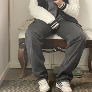 Gråa cargos - Säljer mina gråa cargos från weekday som jag har använt ksk 3-5 gngr (som nya). Säljer då jag inte gillar hur dem sitter på mina lår. Nypris: 600kr