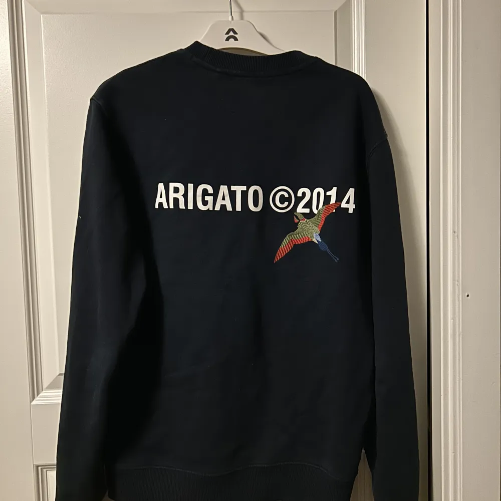 Tja, säljer nu min arigato sweatshirt i storlek xs skulle säga att den är lite stor i storlek. Cond 7/10 Nypris 1400 kr Säljer nu för 500. Tröjor & Koftor.