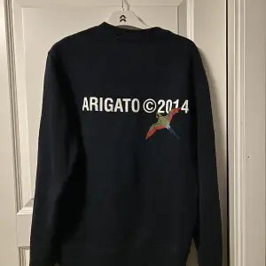Tja, säljer nu min arigato sweatshirt i storlek xs skulle säga att den är lite stor i storlek. Cond 7/10 Nypris 1400 kr Säljer nu för 500