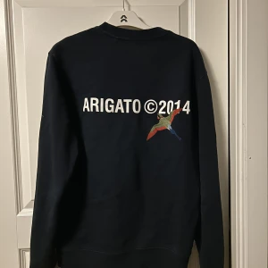 Arigato sweatshirt  - Tja, säljer nu min arigato sweatshirt i storlek xs skulle säga att den är lite stor i storlek. Cond 7/10 Nypris 1400 kr Säljer nu för 500