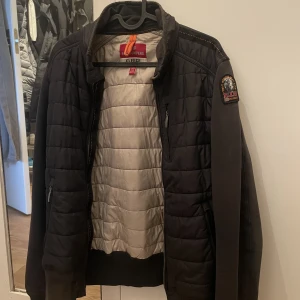 Parajumper Fleece  - Säljes då den ej används längre. Inköpt för två år sedan för 3500kr. I använt skick. Kan skickas om köpare står för frakt 