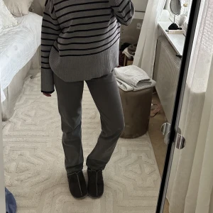 Levis 501 - Gråa straight leg Levis 501 or i storlek W27L32 <3 går att ha midwaist eller dra ner dom om man vill ha dom mer lågmidjat. Köpta för 900🫶