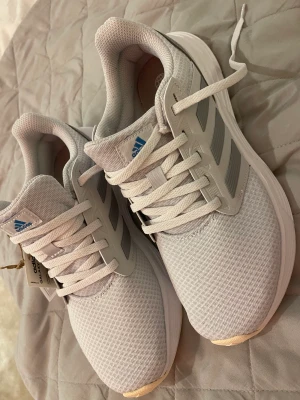 Adidas skor  - Säljer helt nya adidas skor i storlek 41 och en halv. Lite små i storleken så skulle säga att det passar en 39-40. Kartong finns. 