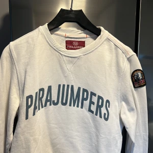 Parajumper tröja - Hej säljer min parajumper tröja köpt förra året använd 3-5 gånger, köpt för 1800 kr, passar folk som är 165-180