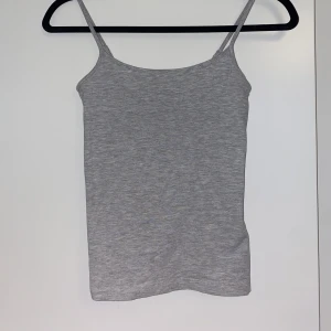 Grå linne - Grå basic linne knappt använd i gott skick. Storlek XXS men funkar för personer som bär S/XS också då tyget är väldigt stretchigt. Säljer även ett svart linne i samma modell.