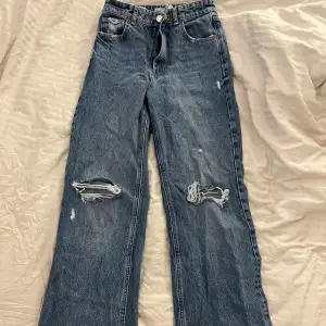 Jeans från zara i storlek 36, knappt använda. 