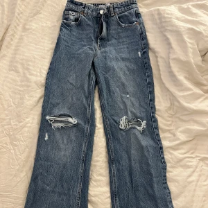 Jeans  - Jeans från zara i storlek 36, knappt använda. 