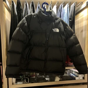 The north face jacka - Säljes: en North Face Nuptse dunjacka från förra vintern.  Nypris: 3700:-  säljer för 2500:- Mkt fint skick ⭐️ (Slutsåld överallt)  Finns norr om sthlm☺️
