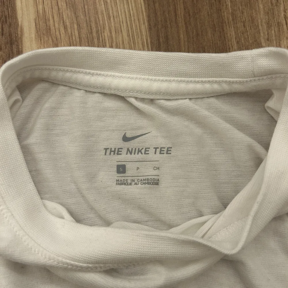 Säljer denna vita nike t-shirten då den aldrig kommit till användning😄 Köpte den för 299 kr (ink. Frakt) men säljer den för 200 kr exklusive frakt.. T-shirts.
