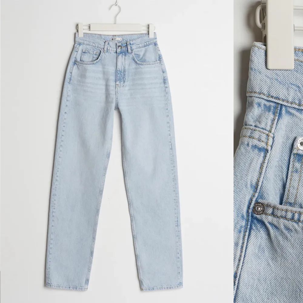 Säljes dessa 90s tall jeans från Gina som är helt oanvända. Jeansen köptes förra håret för 599kr men har aldrig kommit till använding. Jeansen är i storlek 36 och är förlånga för mig som är 173cm.. Jeans & Byxor.